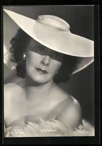 AK Schauspielerin Lil Dagover in eleganter Kleidung mit Hut