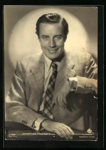 AK Schauspieler Johannes Heesters im Anzug mit charmantem Lächeln