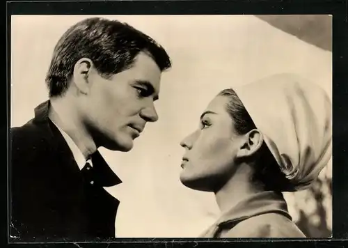 AK Schauspieler Ion Besoiu und Luminitza Iacobescu schauen sich gegenseitig in die Augen