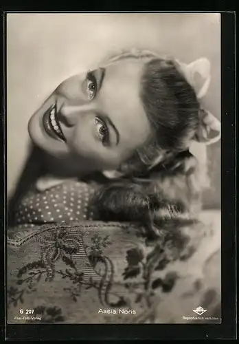 AK Schauspielerin Assia Noris mit einem bezaubernden Lächeln