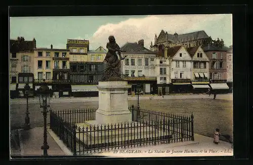 AK Beauvais, La Statue de Jeanne Hachette et la Place