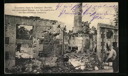 AK Lassigny, Zerstörtes Haus mit Spuren von Sprengstücken