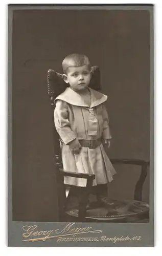 Fotografie Georg Meyer, Braunschweig, Bankplatz 3, Kleinkind mit Gürtel steht auf einem Stuhl
