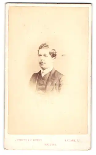 Fotografie J. Phillips & Co, Bristol, Clare Street 9, Bürgerlicher Mann mit lockigen Haaren und Oberlippenbart