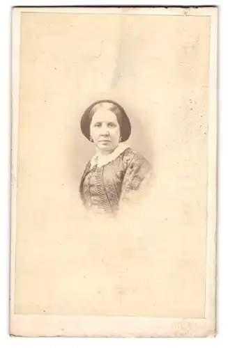 Fotografie Appleton & Co, Bradford, Horton Lane, Ältere Dame mit schwarzer Kopfbedeckung