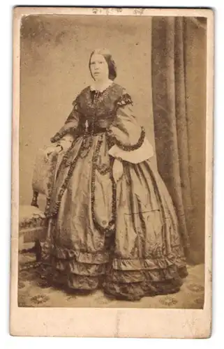 Fotografie The London School Of Photography, London, Newgate Street 103, Bürgerliche Dame in einem ausladenden Kleid