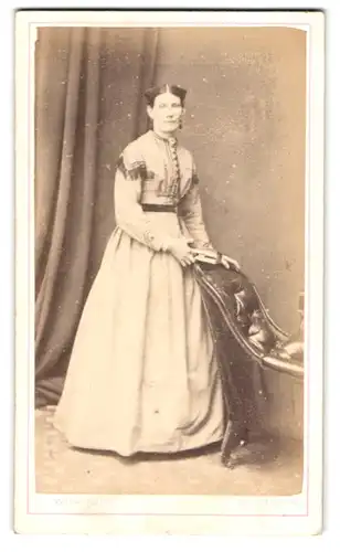 Fotografie T. Wilkinson, Weymouth, Mary Street, Bürgerliche in einem weissen Kleid mit Buch in der Hand