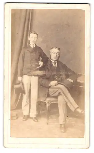 Fotografie T. Wilkinson, Weymouth, Mary Street, Bürgerlicher mit seinem Sohn zeitgenössischer Kleidung