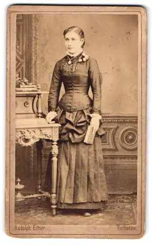 Fotografie Rudolph Eitner, Rathenow, Fabrikenstrasse, Junge Dame im Kleid mit Buch in der Hand