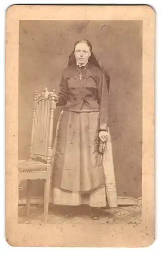 Fotografie unbekannter Fotograf und Ort, Bürgerliche Dame im Kleid mit Kreuzkette