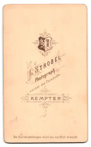 Fotografie M. Strobel, Kempten, Bürgerliches Ehepaar in vertrauter Pose