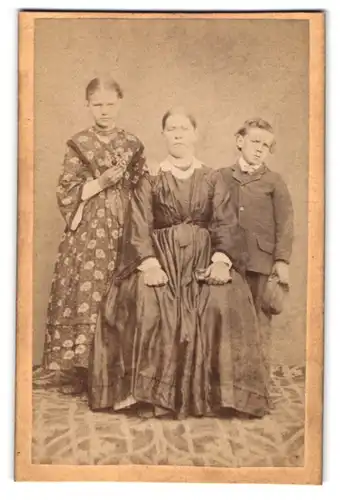 Fotografie unbekannter Fotograf und Ort, Bürgerliche Frau im Kleid mit ihren zwei Kindern