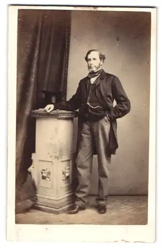 Fotografie Appleton & Co, Bradford, Horton Lane, Bürgerlicher Mann mit der Hand in der Hosentasche