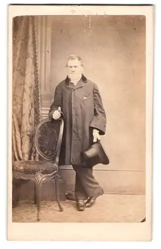 Fotografie The London School Of Photography, London, Newgate Street 103, Alter bürgerlicher Herr mit dem Hut in der Hand