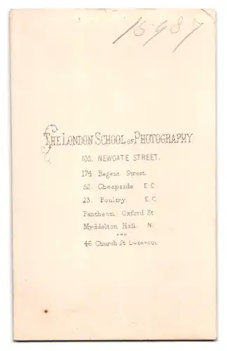 Fotografie The London School Of Photography, London, Newgate Street 103, Alter bürgerlicher Herr mit dem Hut in der Hand