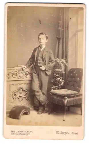 Fotografie The London School Of Photography, London, Newgate Street 103, Kleiner Bursche im Anzug mit Krawatte