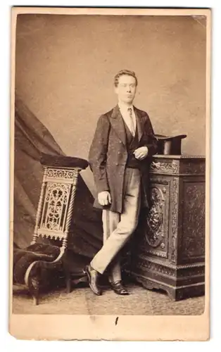 Fotografie F. L. Turner, Islington, Upper Street 17, Junger Mann mit lockigem Haar