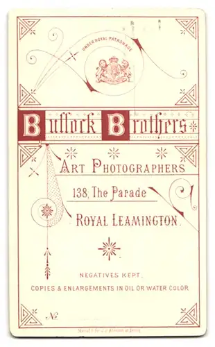 Fotografie Bullock Brothers, Royal Leamington, 138 The Parade, Elegante Bürgerliche mit Hut