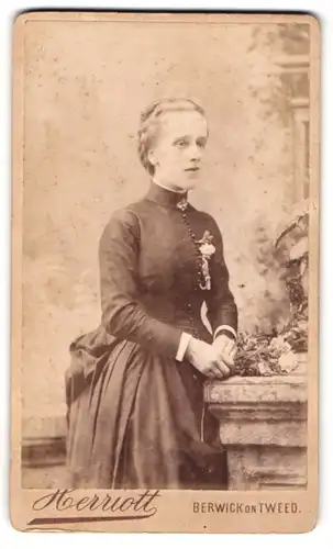 Fotografie Jas. Herriott, Berwick on Tweed, Hübsche junge Frau in tailliertem Kleid