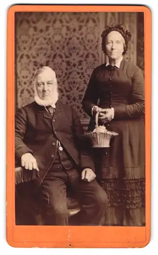 Fotografie D. Hughes, Gateshead, 401 High Street, Älteres Ehepaar, er mit Schifferkrause