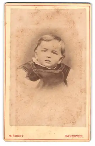 Fotografie W. Ernst, Hannover, Anger-Strasse 13a, Kleines niedliches Baby mit einer Schürze