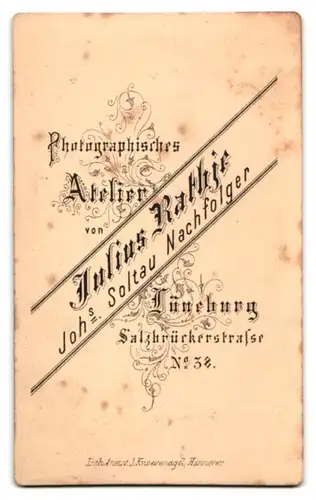 Fotografie Julius Rathje, Lüneburg, Salzbrückerstrasse 38, Süsses Mädchen steht an einem Stuhl