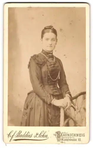 Fotografie C. F. Beddies & Sohn, Braunschweig, Kuhstrasse 10, Bürgerliche Dame mit einer Halskette