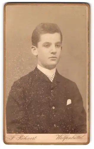 Fotografie F. Röhnert, Wolfenbüttel, Neue-Str. 39, Junge in elegantem Anzug