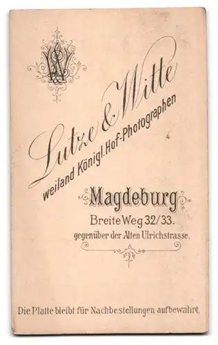 Fotografie Lutze & Witte, Magdeburg, Breite Weg 32 /38, Bürgerliche Dame in zeitgenössischer Kleidung