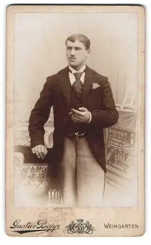 Fotografie Gustav Bopp, Weingarten, Bürgerlicher Mann mit Krawatte und Zigarre in der Hand