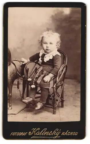 Fotografie Kolinsky, Nachod, Baby sitzt auf einem kleinen Stuhl