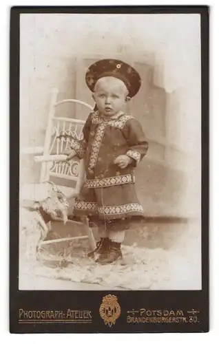 Fotografie Photograph Atelier, Potsdam, Brandenburgerstr. 30, Kleines Baby mit einem Hut