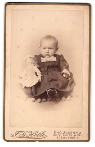 Fotografie F. G. Holle, Bad Ilmenau, Südstrasse 3, Kleines Baby im Kleid mit einer Puppe