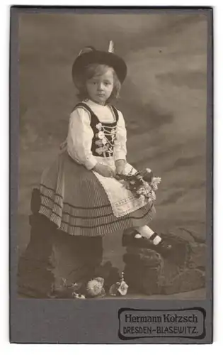 Fotografie Hermann Kotzsch, Dresden, Striesenerstr. 11, Kleines Mädchen mit Blumen in der Hand