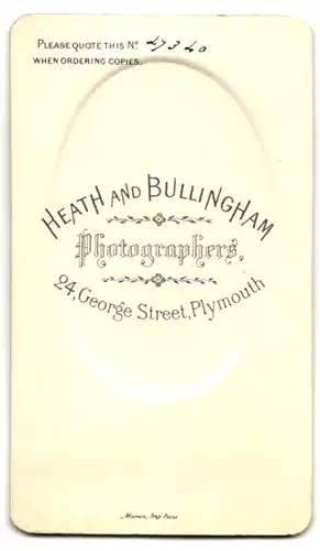 Fotografie Heath And Bullingham, Plymouth, George Street 24, Bürgerliche Dame mit Frontalblick in die Kamera