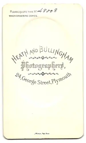 Fotografie Heath And Bullingham, Plymouth, George Street 24, Bürgerliche Frau schaut zur Seite