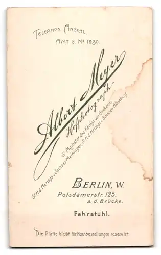 Fotografie Albert Meyer, Berlin, Potsdamerstr. 125, Junger Mann im Mantel