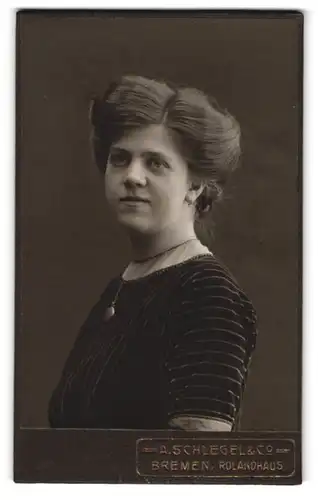 Fotografie A. Schlegel & Co, Bremen, Am Brill (Rolandhaus), Bürgerliche Dame in schwarzweiss fotografiert