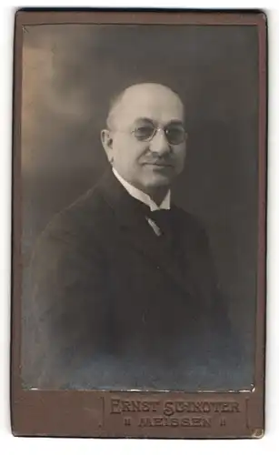 Fotografie Ernst Schroter, Meissen, Bürgerlicher Herr im Anzug mit Brille
