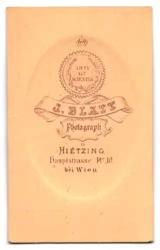 Fotografie J. Blatt, Hietzing, Hauptstrasse 10, Bürgerliche Dame mit dem Blick zur Seite