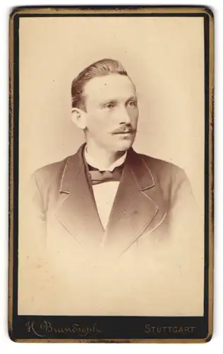 Fotografie H. Brandseph, Stuttgart, Marienstrasse 36, Bürgerlicher Mann mit Oberlippenbart und Fliege