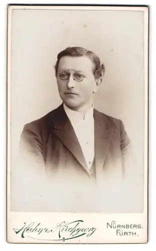 Fotografie Hahn & Kirchgeorg, Nürnberg, Vestnerthorgraben 47, Bürgerlicher mit einem Zwicker