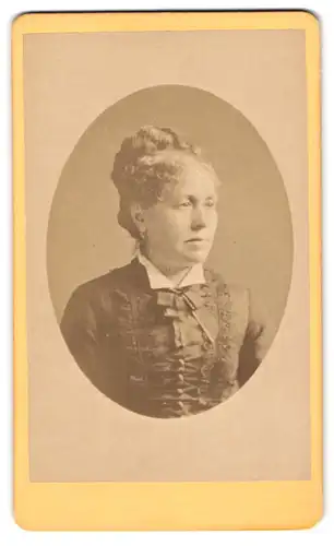 Fotografie Angelo Asti, Paris, Rue Notre Dame De Lorette 46, Ältere Bürgerliche mit einem Schleier