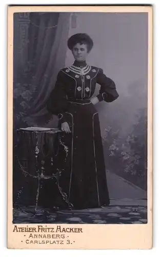 Fotografie Atelier Fritz Hacker, Annaberg, Carlsplatz 3, Junge Dame mit der Hand am Tisch