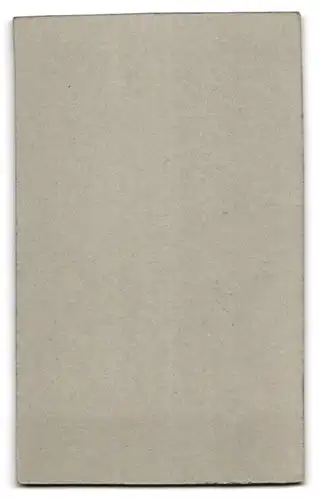 Fotografie Alfred Fritzsching, Löbau i. Sa., Mann mit Schnurrbart im Mantel