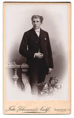 Fotografie Fritz Schumann Nachf., Annaberg i. S., Johannisgasse 5, Junger Mann im Mantel