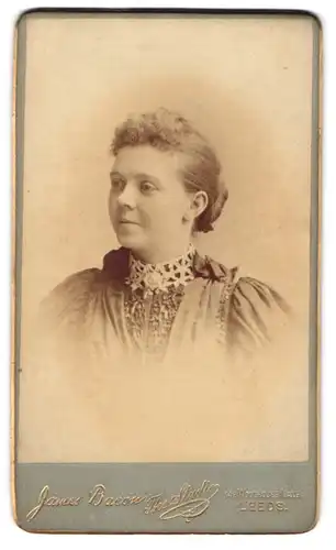 Fotografie James Bacon, Leeds, Woodhouse Lane 149, Bürgerliche mit einem sympathischen Blick zur Seite