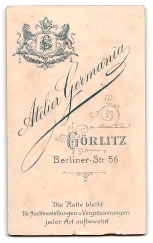 Fotografie Atelier Germania, Görlitz, Berliner-Str. 56, Mädchen im schwarzen Kleid mit Buch in der Hand