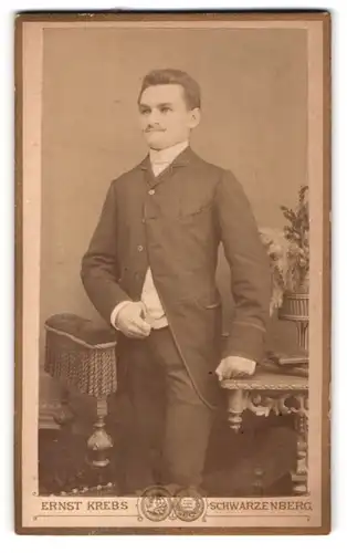 Fotografie Ernst Krebs, Schwarzenberg, Junger Mann mit Schnurrbart und aufrechter Haltung