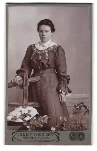 Fotografie Albert Fabinger, Werdau, Reichenbacherstr. 46, Bürgerliche mit einer langen Halskette